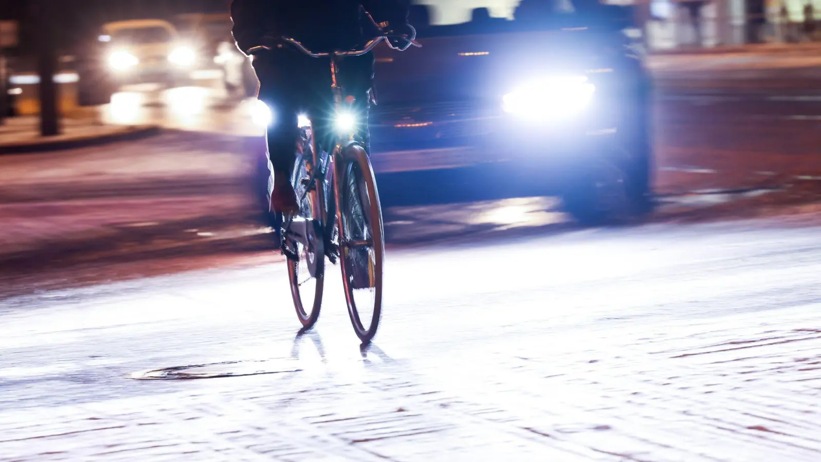 Ob mit Auto, Rad oder Bahn: Schneefall und Glätte sind keine Entschuldigung dafür, zu spät zur Arbeit zu erscheinen. (Foto: Christian Charisius/dpa/dpa-tmn)