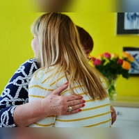 Leidet ein Elternteil an einer psychischen Krankheit, beeinflusst das auch Kinder. Ein offener Umgang und Gespräche auf Augenhöhe sind besonders wichtig. (Foto: Annette Riedl/dpa/dpa-tmn)