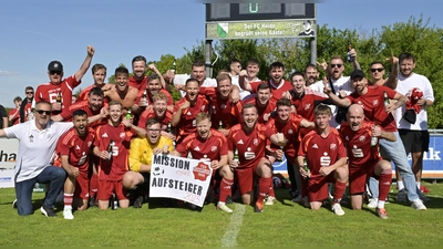Die Schopflocher Meistertruppe, unten von links: Trainer Thomas Ackermann, Mohammed Al Askari, Marvin Körner, Janis Rühl, Janik Manz, Maik Soldner, Sascha Grum, Dustin Müller, Benedikt Teichmann. Mitte von links: Tobias Roth, Alexander Heiß, Yannick Grum, Nick Röschlein, Fabian Rollpiller, Oliver Ehrmann, Nico Köhler. Oben von links: Betreuer Manfred Anders, Maximilian Weber, Nicolai Kober, Matthias Arold, Dennis Bender, Betreuer Julian Treu, Colin Körner, Sebastian Ruck, Fabian Rühl, Daniel Ganzer, Stefan Ganzer, Jean Claude Körner, Julian Kränzlein. (Foto: Martin Rügner)