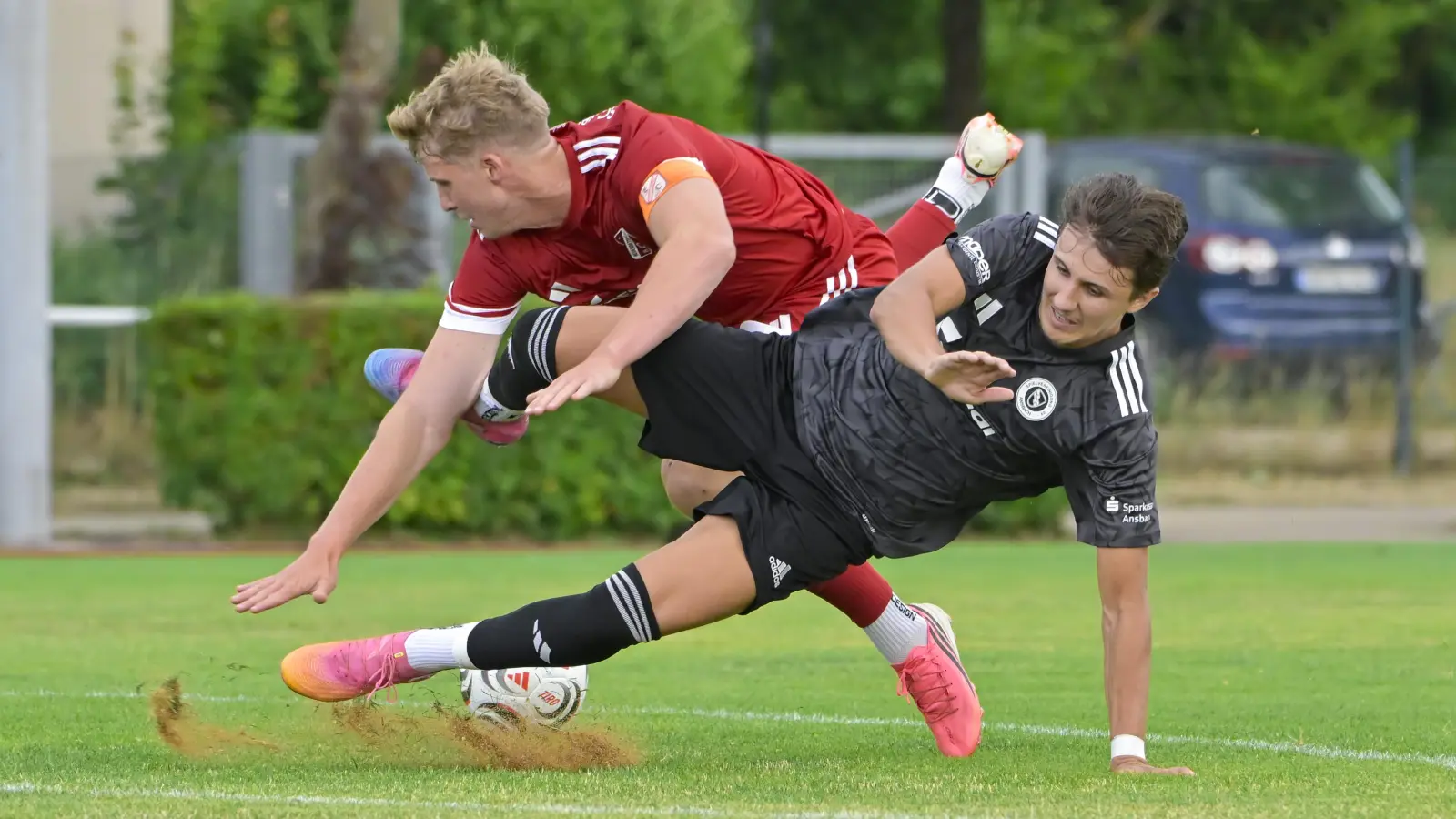 Ausgebremst: Simon Zenker (rotes Trikot, hier in einem Testspiel mit Luka Biscevic von der SpVgg Ansbach) fehlt dem TSC in Erlangen. (Foto: Martin Rügner)