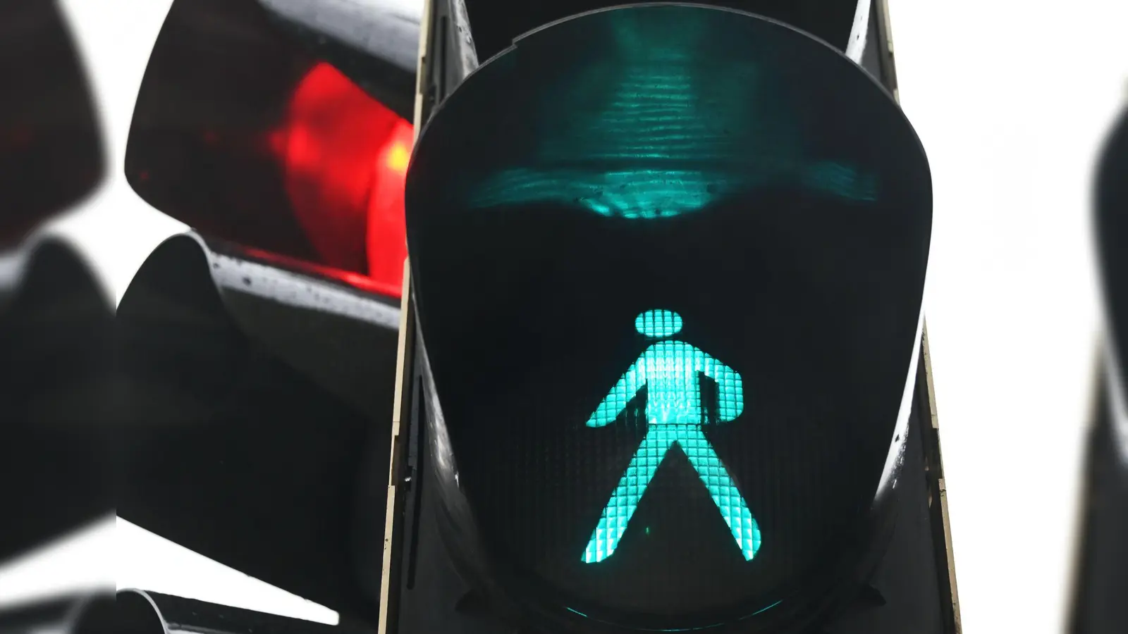 Weshalb die Täter die Fußgängerampel abmontierten, ist bisher unklar. (Symbolbild) (Foto: Uli Deck/dpa)