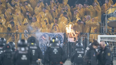 Der Verein will die Täter mit der Polizei ermitteln. (Archivbild) (Foto: Sebastian Kahnert/dpa)