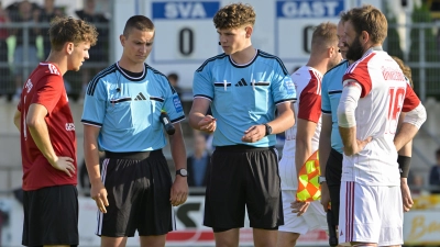 Wo soll's hingehen? Die erste Seitenwahl der Saison mit Max Daschner vom SV Arberg (in Rot) und Pascal Haltmayer von den Spfr Dinkelsbühl sowie Schiedsrichter Mika Hierzegger und dessen Assistenten beim Eröffnungsspiel der Bezirksliga Süd. (Foto: Martin Rügner)