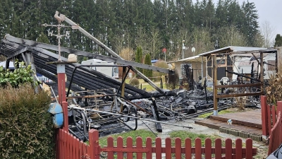 Der Brand war schnell gelöscht, übrig blieb nur ein Haufen verkohlter Trümmer sowie die Achse des Wohnwagens. (Foto: Wolfgang Grebenhof)