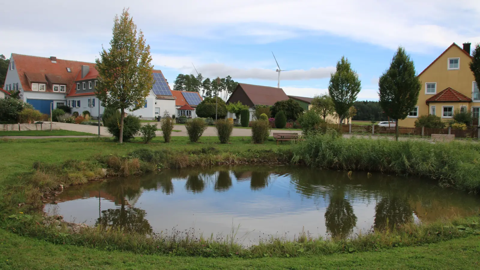 Ein idyllischer Weiher in Nehdorf lädt nun mit Sitzgelegenheiten zum Verweilen ein. (Foto: Stefan Neidl)