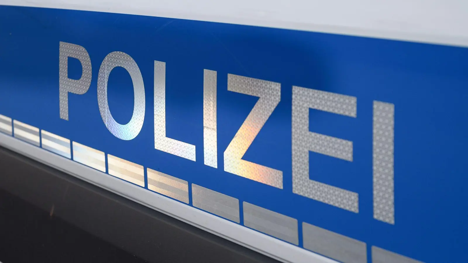 Die Polizei stellte fest, dass ein 18-Jähriger nicht nur unter Drogen war und keinen Führerschein hatte, sondern auch noch das Kennzeichen eines anderen Fahrzeugs verwendete. (Symbolbild) (Foto: Daniel Vogl/dpa)