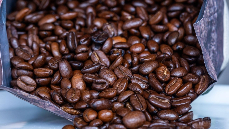Kunden bekommen Kaffee wieder etwas günstiger. (Symbolbild) (Foto: Jens Büttner/dpa)