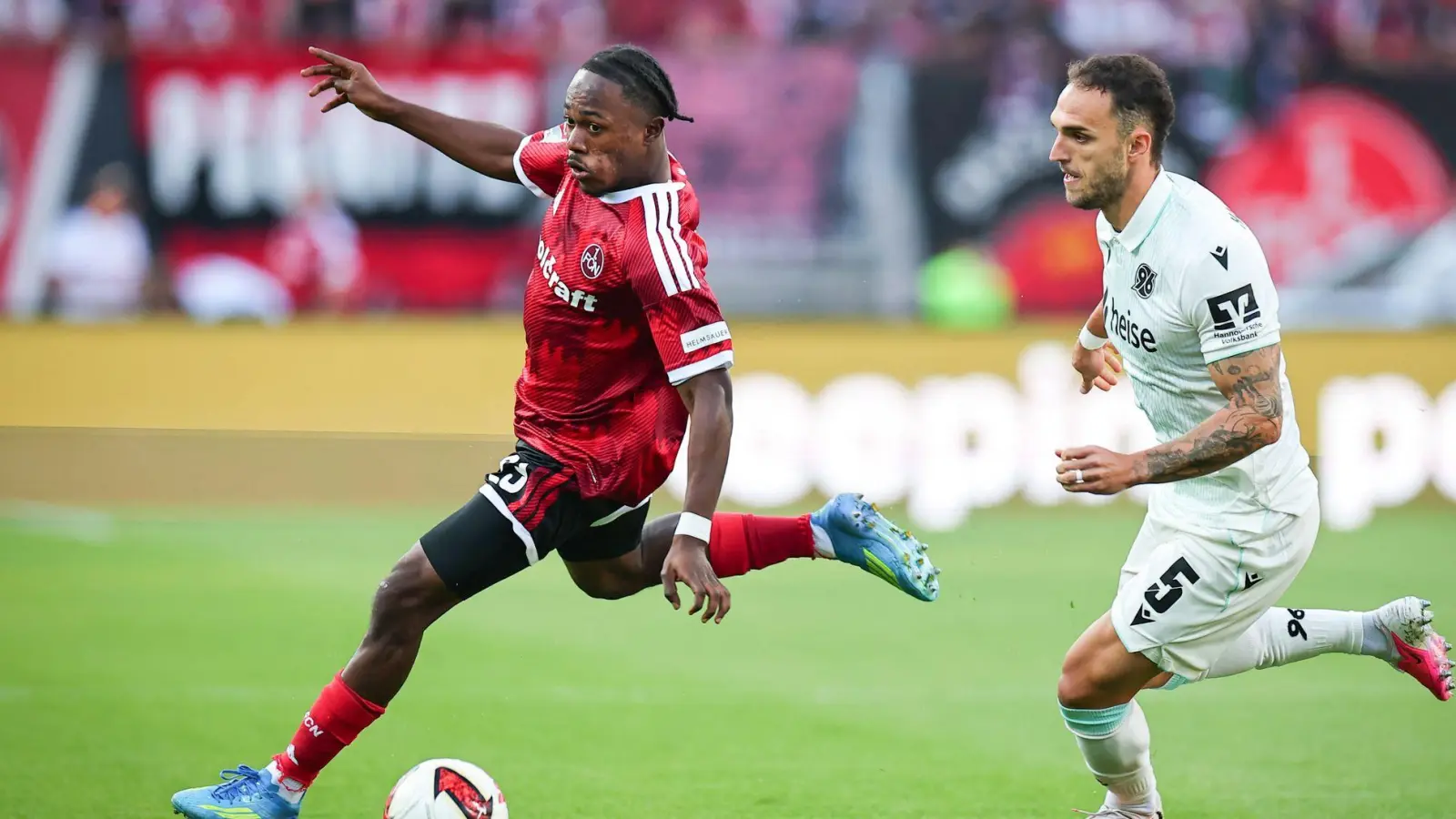 Einfach nicht zu stoppen: Nürnbergs Matchwinner Mohamed Ali Zoma (l).  (Foto: Daniel Karmann/dpa)