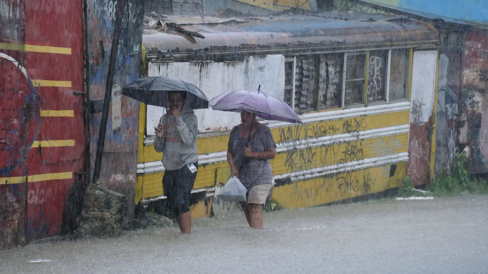 In der Dominikanischen Republik sorgte „Melissa“ schon für starken Regen.  (Foto: Ricardo Hernandez/AP/dpa)