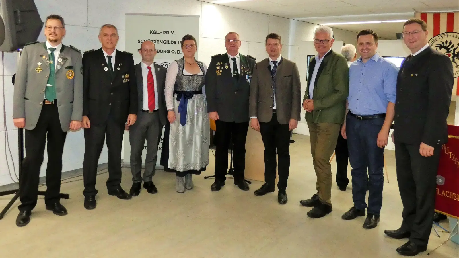 Feierten die Schützengilde (von links): Matthias Albrecht (Präsident des Schützengaus Ansbach), Zweiter Schützenmeister Klaus Lassauer, Oberbürgermeister Dr. Markus Naser, Rebecca Kramer (stellvertretende Präsidentin des mittelfränkischen Schützenbundes), Erster Schützenmeister Michael Ehrlinger, Staatsminister Sandro Kirchner, Bundestagsabgeordneter Arthur Auernhammer, Landtagsabgeordneter Andreas Schalk sowie der Landesschützenmeister des Bayerischen Sportschützenbundes, Christian Kühn. (Foto: Karl-Heinz Gisbertz)