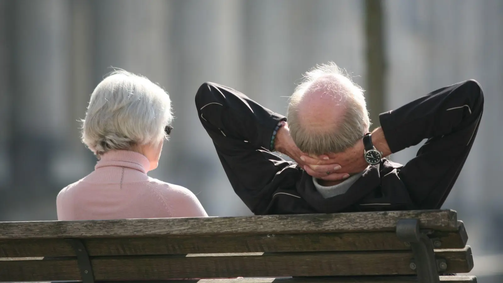 Was geht im Alltag nicht mehr ohne Hilfe? Über Fragen wie diese sollte man sich vor einer Pflegebegutachtung Gedanken machen.  (Foto: Stephan Scheuer/dpa/dpa-tmn)