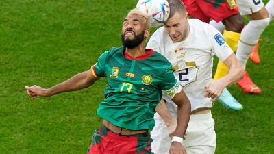 Kameruns Eric Maxim Choupo-Moting und Serbiens Strahinja Pavlovic im Zweikampf. (Foto: Pavel Golovkin/AP/dpa)