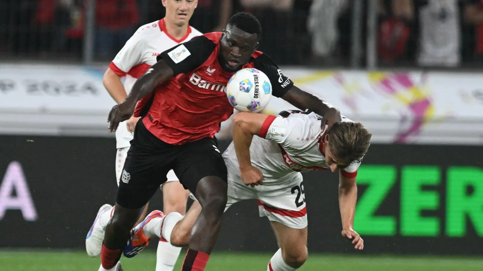 Der Kontrollausschuss des DFB ermittelt gegen Leverkusens Stürmer Victor Boniface (l). (Foto: Bernd Thissen/dpa)