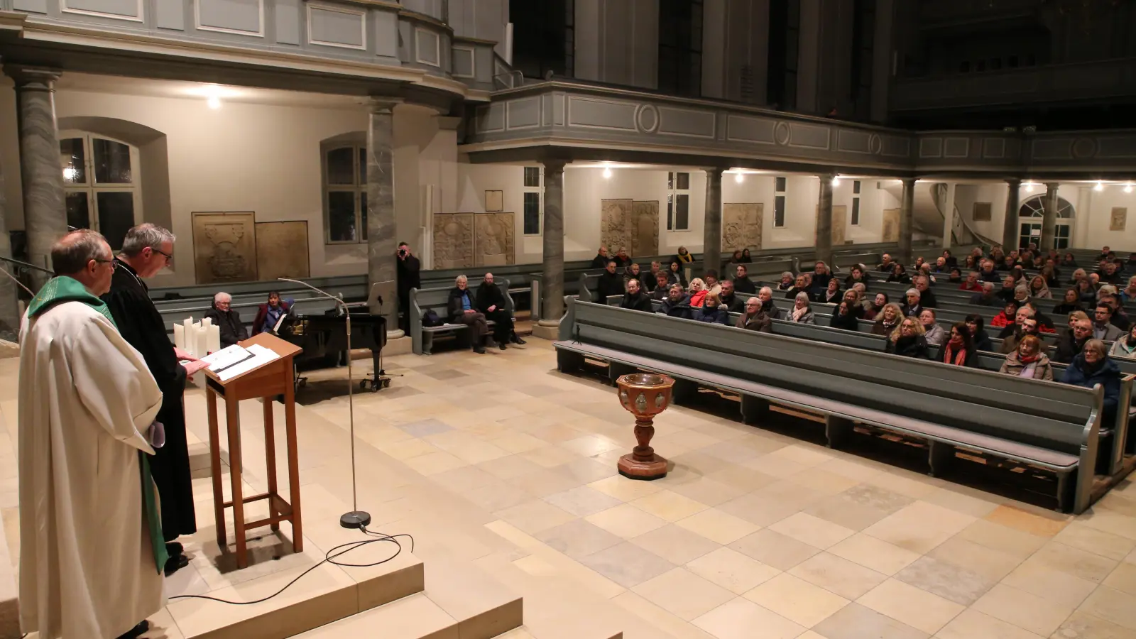 Zu einer Holocaust-Gedenkstunde hatten sich Bürgerinnen und Bürger in der Ansbacher Gumbertuskirche versammelt. Neben Gebeten für den Frieden gab es Ansprachen, in denen auf die Gefahr des wieder aufkommenden Antisemitismus hingewiesen wurde. (Foto: Alexander Biernoth)