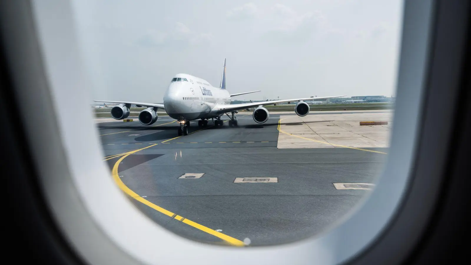Mulmiges Gefühl bei Start oder Landung: Progressive Muskelentspannung lenkt von der Flugangst ab und fördert Entspannung. (Foto: Andreas Arnold/dpa/dpa-tmn)