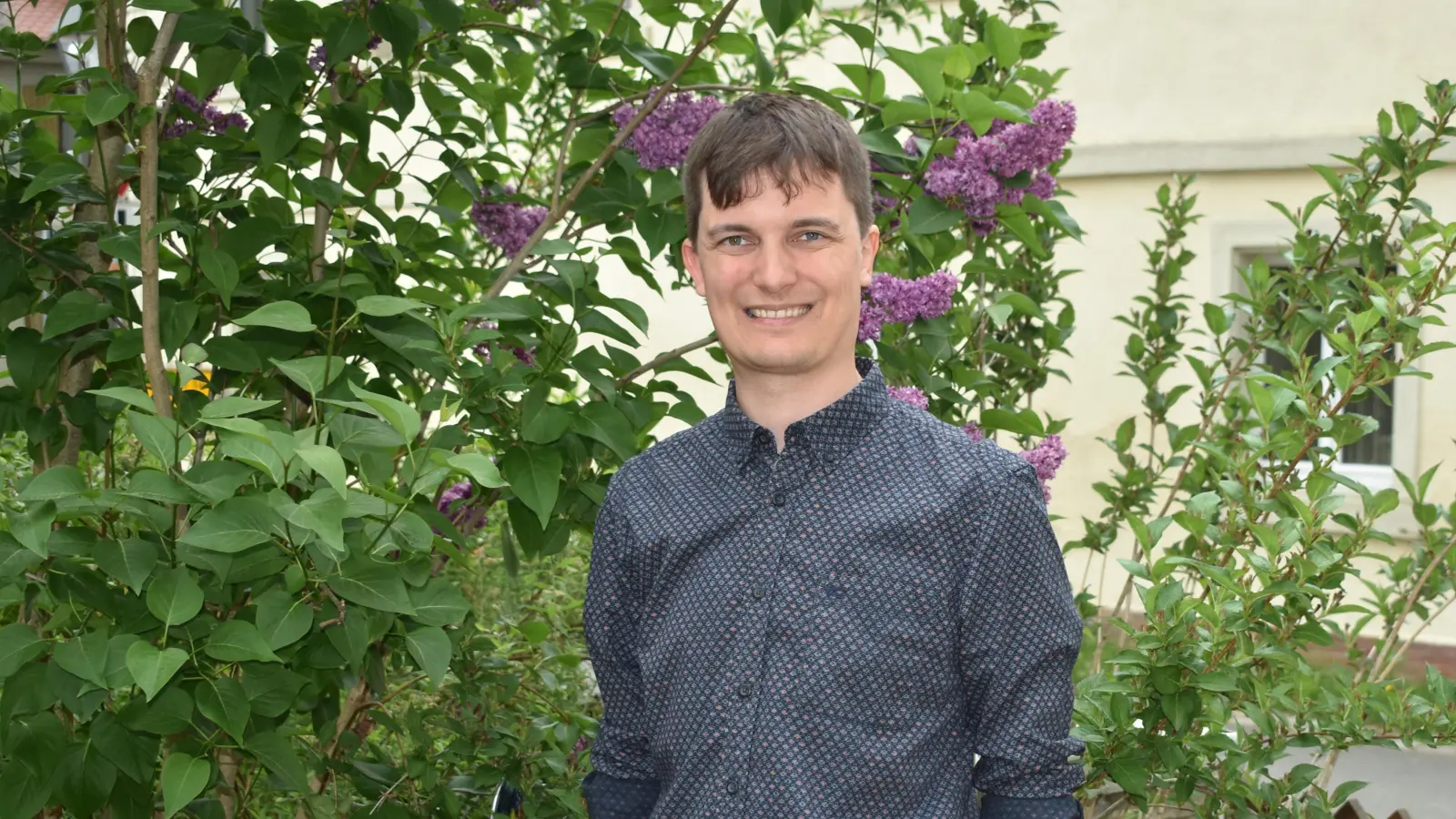 Dr. Jonas Neuser aus Unternesselbach wird mit dem Ohm-Preis für seine herausragende Doktorarbeit im Bereich Physik ausgezeichnet. Die Freude darüber ist groß. (Foto: Ute Niephaus)