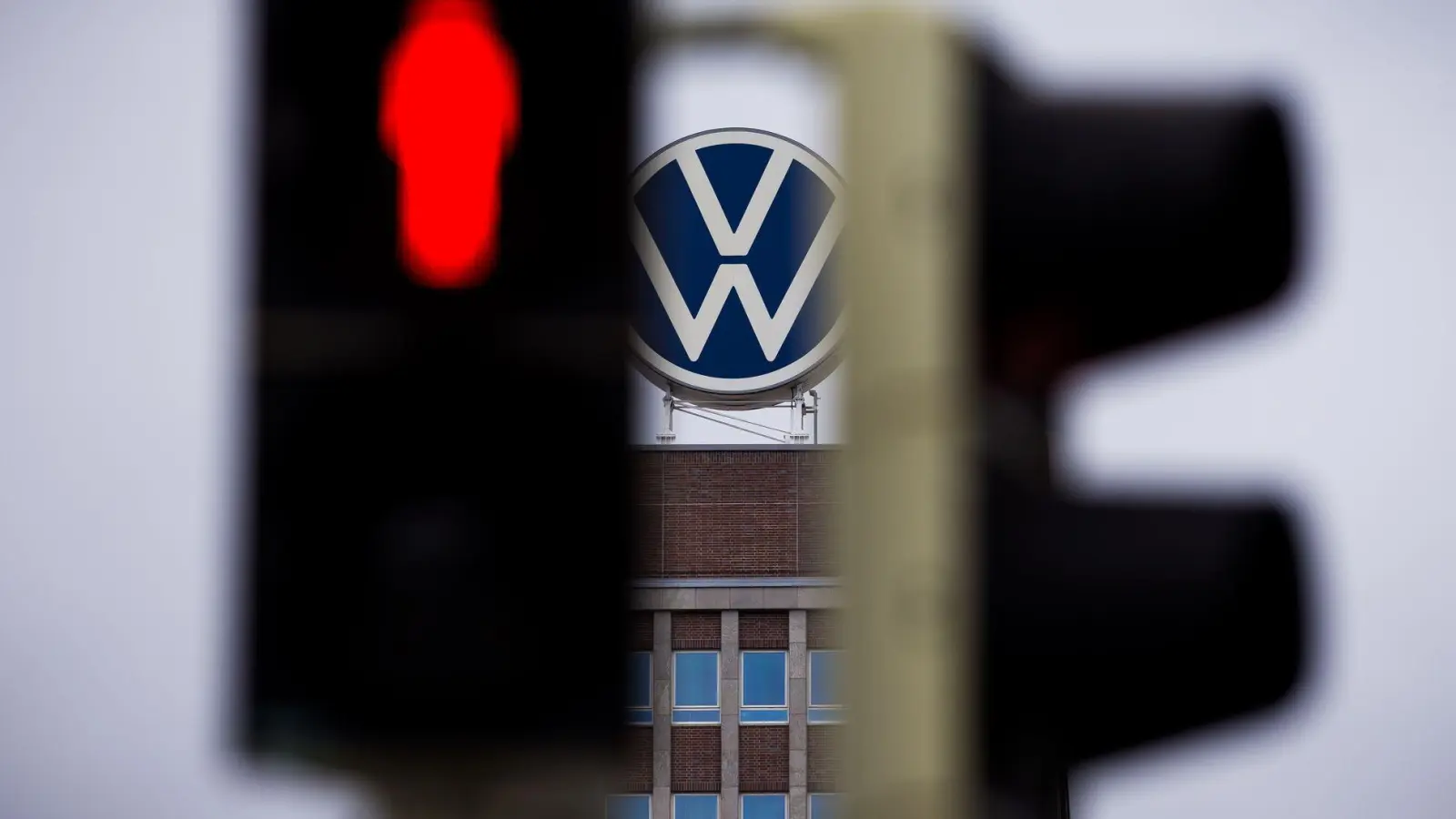 Autobauer VW: Knapp einer Million Fahrzeuge droht ein Lenkungsausfall. (Archivbild) (Foto: Moritz Frankenberg/dpa)