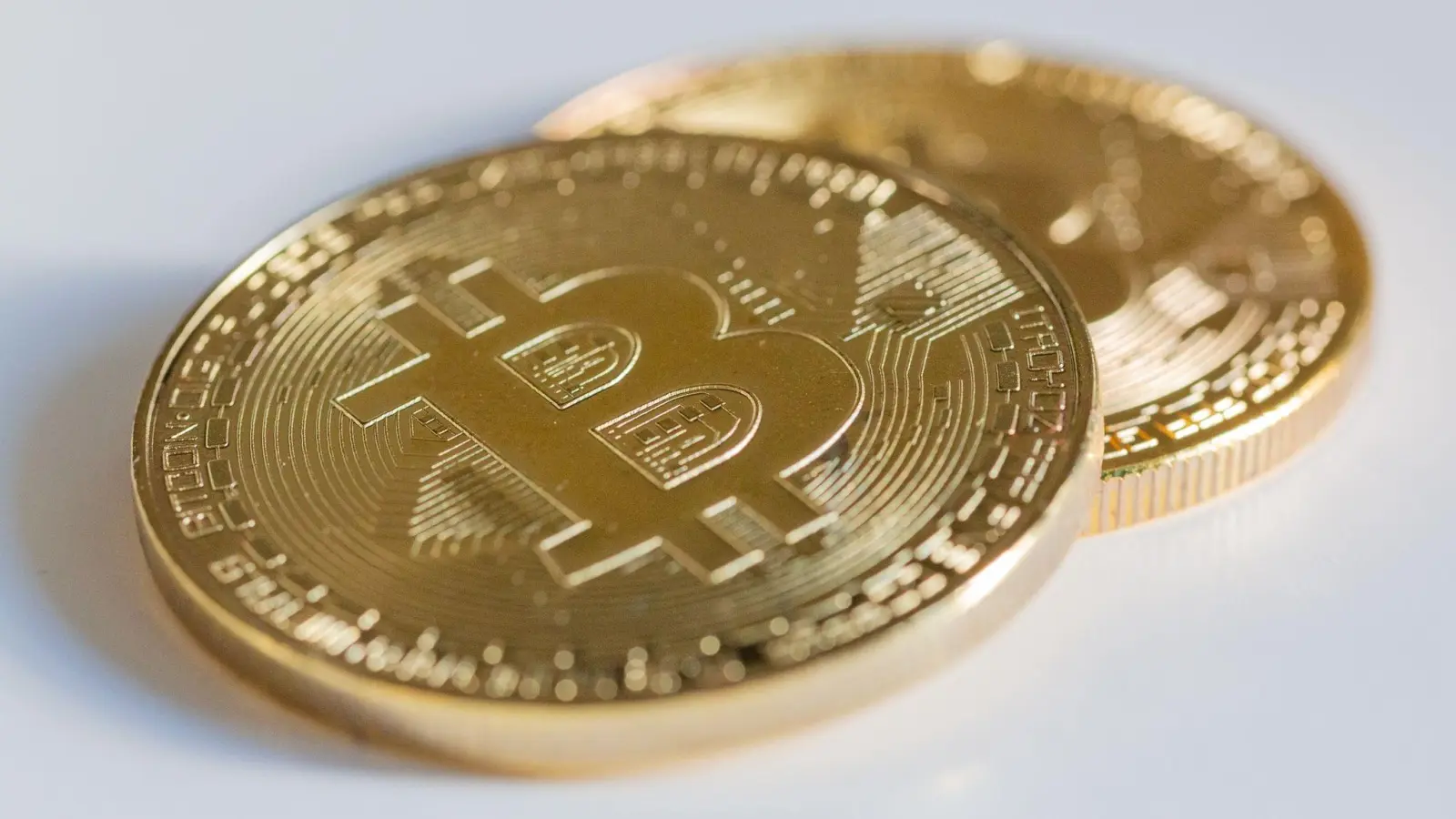 Zwei Bitcoin-Münzen liegen auf einem Tisch.  Europas größter digitaler Vermögensverwalter Scalable Capital steigt in das riskante Geschäft mit Kryptowährungen ein. (Foto: Fernando Gutierrez-Juarez/dpa-Zentralbild/dpa)