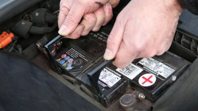 Gehört meist in die Hände von Fachleuten: Der Austausch der Autobatterie ist alles andere als einfach. (Foto: Bodo Marks/dpa-tmn)