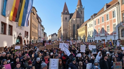 Der Martin-Luther-Platz voller Menschen: Offensichtlich war es vielen Ansbachern wichtig, mit ihrer Anwesenheit ein Zeichen für Toleranz und gegen politische Verrohung zu setzen. (Foto: Zeynel Dönmez)