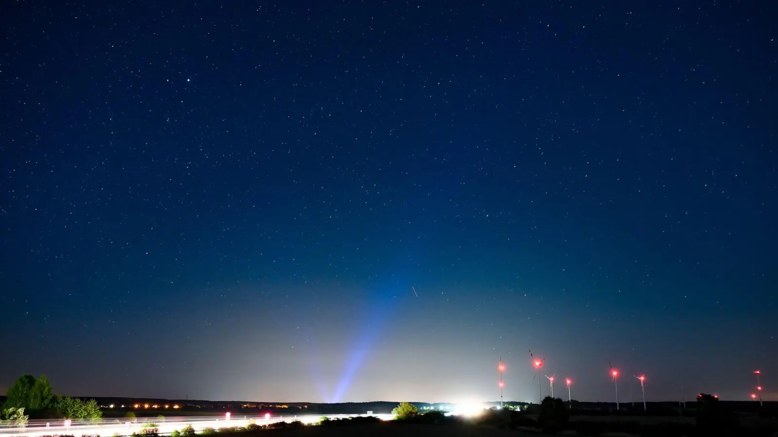 Hell erleuchtet ist die Autobahn A12. (Foto: Patrick Pleul/dpa/Archivbild)