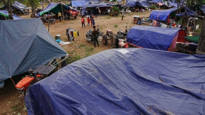 Evakuierte Menschen in der kambodschanischen Provinz Oddar Meanchey, wo sie auf einem Schulgelände vor den Kämpfen zwischen Thailand und Kambodscha Zuflucht suchen. (Archivbild) (Foto: Heng Sinith/AP/dpa)