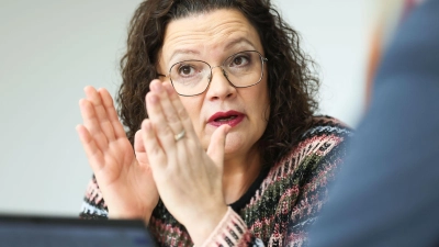 Jede Menge Arbeit für die Arbeitsverwaltung: Andrea Nahles, Vorstandsvorsitzende der Bundesagentur für Arbeit, sieht sich steigenden Arbeitslosenzahlen und sinkender Erwerbstätigkeit gegenüber.  (Foto: Daniel Löb/dpa)