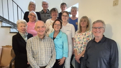 Der neue Seniorenbeirat ist gewählt. Das Foto zeigt zwölf der 13 Mitglieder des Gremiums mit der neuen Vorsitzenden Susanne Landgraf (vorne, Mitte). (Foto: Margit Schwandt)