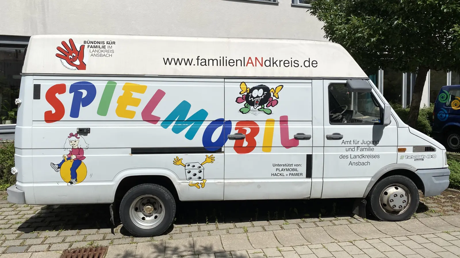 Generationen von Kindern im Landkreis Ansbach hat das bunte Spielmobil in den Sommermonaten ein abwechslungsreiches Ferienprogramm auf verschiedenen Plätzen geboten. (Foto: Landratsamt Ansbach/Josephine Georgi)