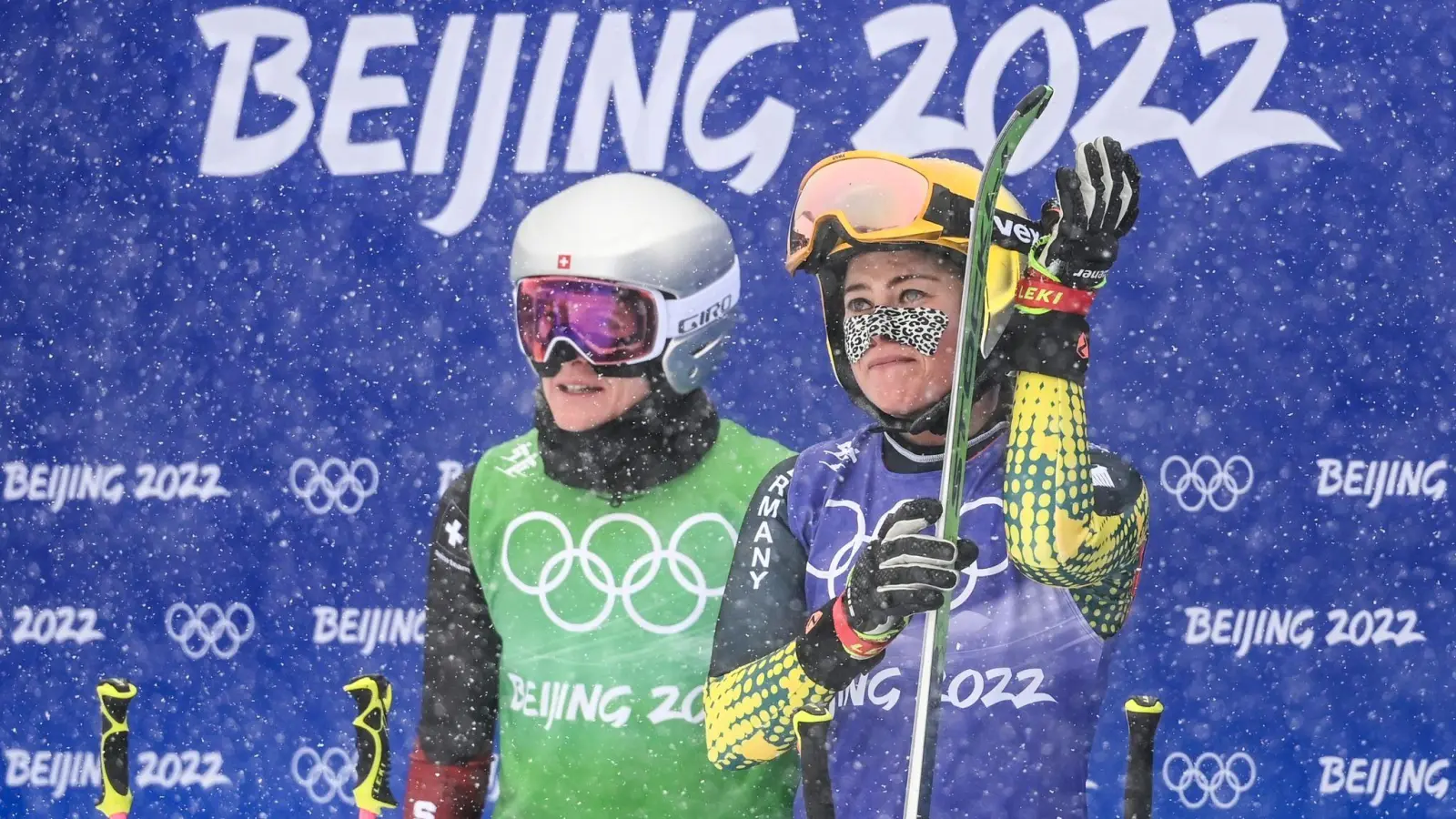 Daniela Maier (r) und Fanny Smith stehen nach dem Rennen beieinander. (Foto: Angelika Warmuth/dpa)