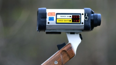 Die Polizei erwischte bei Wilburgstetten auf der B25 eine Fahranfängerin mit 166 km/h. (Symbolbild: Jim Albright)