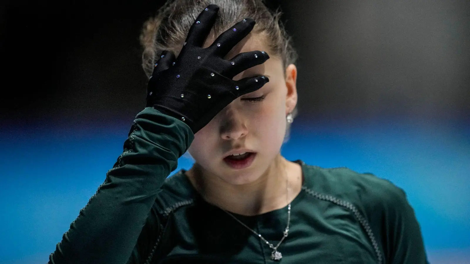 Russlands Eiskunstlaufstar Kamila Walijewa wird bei Olympia im Einzel starten. (Foto: Bernat Armangue/AP/dpa)