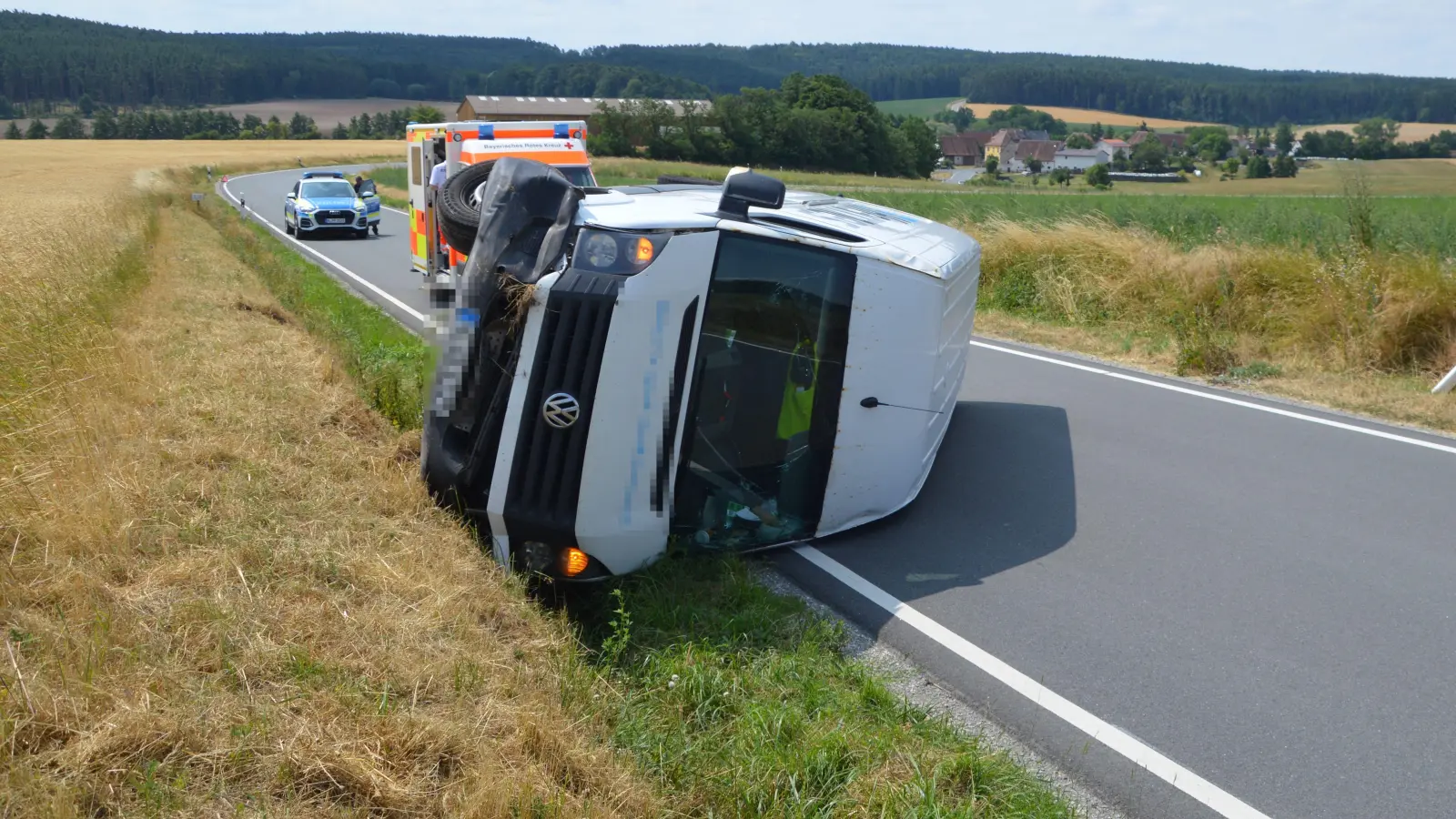 Der Transporter kippte um und blockierte große Teile der Straße. (Foto: Johannes Zimmermann)