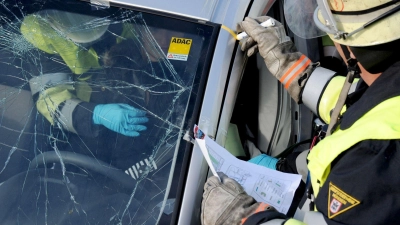 Rettungskarten im Auto liefern Hilfskräften wertvolle Informationen zur Bergung von Unfallopfern. (Foto: Tobias Hase/dpa/dpa-tmn)