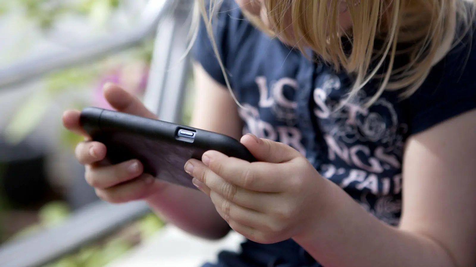 Die Augen nur auf dem Bildschirm: Auch auf die Lernleistung kann sich laut der Studie ein Smartphone-Verbot positiv auswirken. (Foto: Silvia Marks/dpa-tmn)