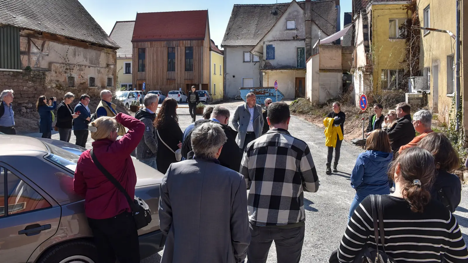 Rund 30 Fachleute aus ganz Deutschland haben Feuchtwangen besucht, um sich über die Stadtentwicklung vor Ort zu informieren. Ihnen stellte KU-Vorstand Arthur Reim (Mitte, graue Jacke) unter anderem das Gesamtkonzept für das Huppmann-Banse-Areal vor. (Foto: Stadt Feuchtwangen/Rebecca Weber)