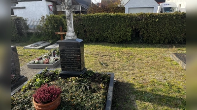 Das aufbereitete Grab der Familie Fettinger mit dem markanten weißen Kreuz auf dem Friedhof in Bechhofen: ein Stück Heimatgeschichte der Gemeinde. (Foto: Johannes Flierl)