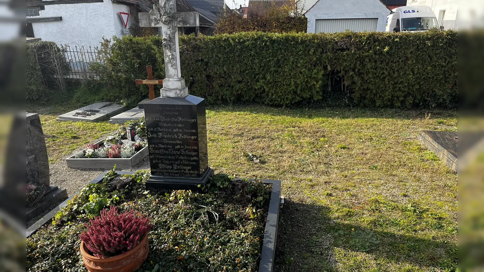 Das aufbereitete Grab der Familie Fettinger mit dem markanten weißen Kreuz auf dem Friedhof in Bechhofen: ein Stück Heimatgeschichte der Gemeinde. (Foto: Johannes Flierl)