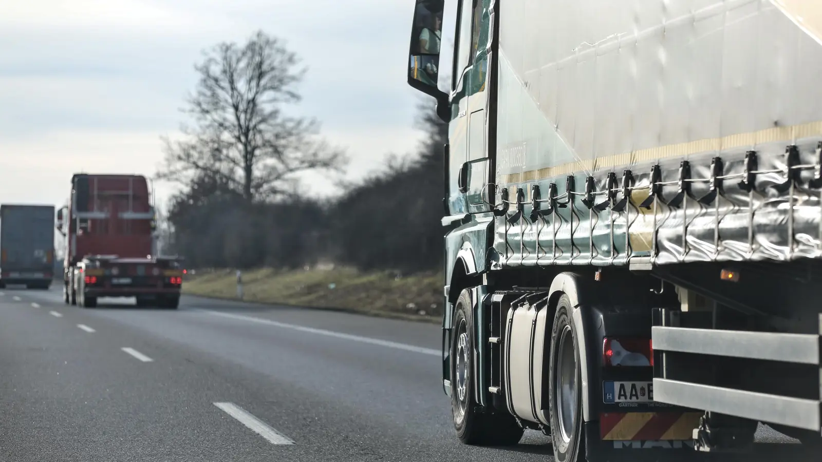 Ein Sattelzug durchbrach auf der A6 zwischen Neuendettelsau und Lichtenau die Leitplanke und rumpelte 50 Meter die Böschung hinab. (Symbolbild: Tizian Gerbing)