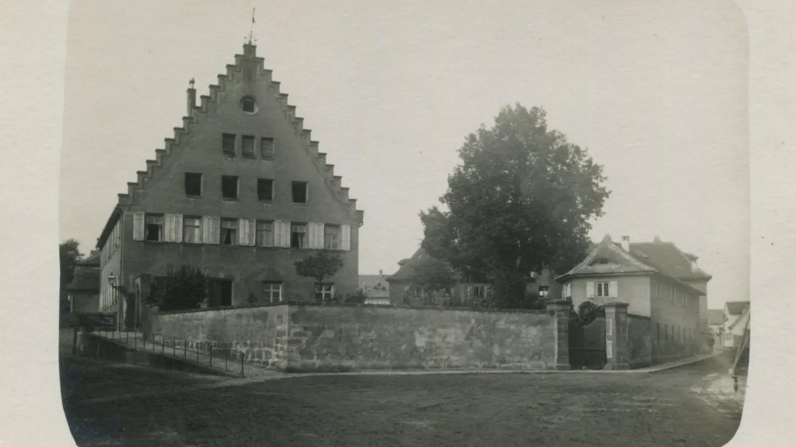 Ein Ärgernis für die Anwohnerinnen und Anwohner ist im Herbst 1925 die ungepflasterte Hospitalstraße. Bei feuchtem Wetter verwandelt sie sich in eine Matschbahn. (Repro: Sammlung Martin Schuster)