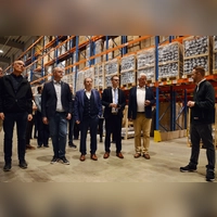 So ein Zentrallager eines Möbelgiganten ist wirklich beeindruckend, wie Tobias Birks (rechts) Führung belegt. Im Bild staunen (von links): Martin Müller vom Bauamt der Stadt Uffenheim, Bürgermeister Thomas Schmitt, Landratsstellvertreter Hans Herold, Landrat Dr. Christian von Dobschütz und Stellvertreter Reinhard Streng.  (Foto: Johannes Zimmermann)