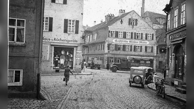 Eine Aufnahme der Schlosskreuzung aus den 1920er-Jahren. Am Geschäft für Haus- und Küchengeräte der Familie Breit hängen Schilder, die auf die Benzin- und Benzol-Tankstelle ums Eck hinweisen. (Foto: Privat)