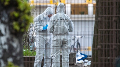 Mitarbeiter der Kriminaltechnik stehen in der Nähe der Schule in Neukölln. (Foto: Christophe Gateau/dpa)