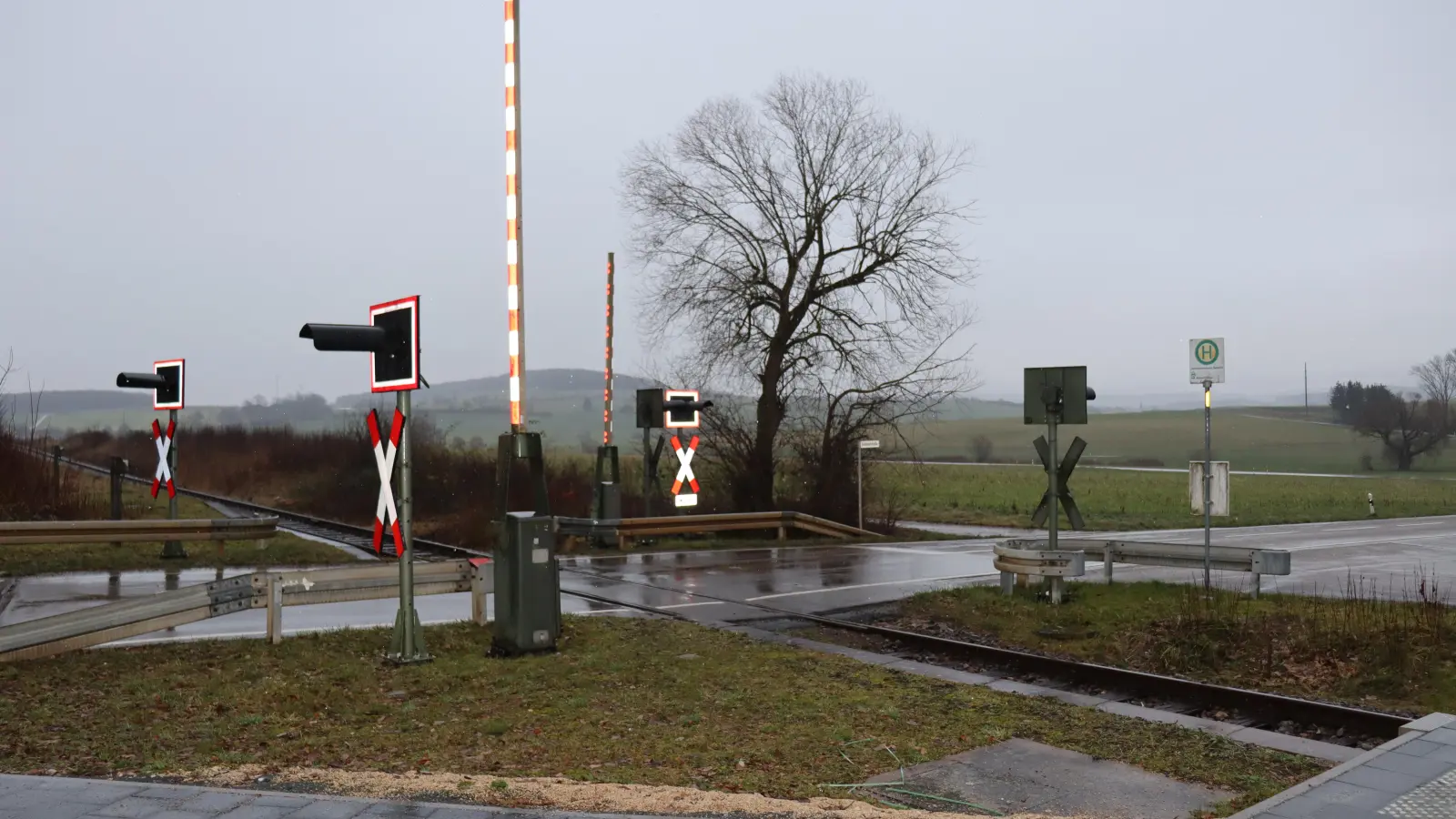 Die Vorbereitungen für die Wiederinbetriebnahme der Bahnlinie, hier am Bahnhof in Unterschwaningen, sind weit fortgeschritten – aber die Bahn bremst in letzter Minute. (Archivfoto: Thomas Schaller)