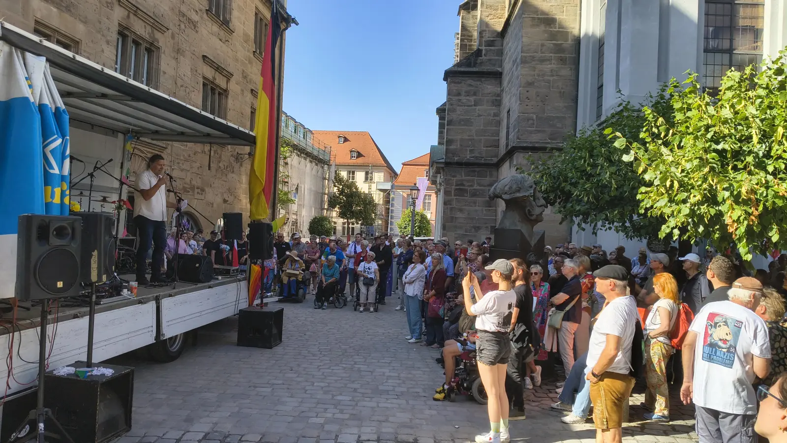 Zur Abschlusskundgebung des Bündnisses für Demokratie, Menschenwürde und Zusammenhalt kamen viele Menschen ans Stadthaus. (Foto: Robert Maurer)