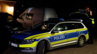 Ein Hausbewohner fand das tote Baby in einer Mülltonne - und informierte die Polizei. (Foto: Georg Wendt/dpa)