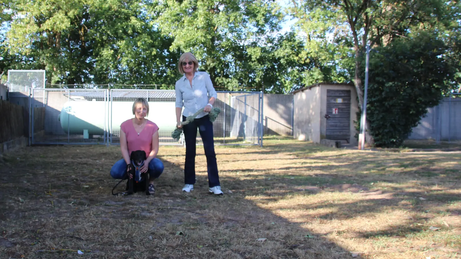 Professorin Yvonne Leibnitz-Ponto (stehend) und Tierschutzvereins-Vorsitzende Eva Lindner freuen sich zusammen mit Leo auf das neue Hundehaus, das im hinteren Bereich des Tierheim-Areals gebaut werden soll. (Foto: Robert Maurer)