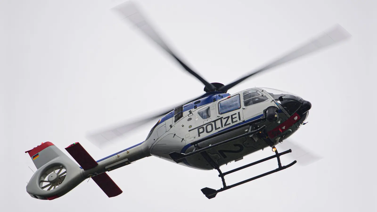 Dank des Einsatzes eines Polizeihubschraubers konnte der Mann schließlich aus der Luft lokalisiert werden. (Symbolbild: Robert Michael/dpa-Zentralbild/ZB/Symbolbild)