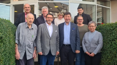 Jürgen Förster (vorne, zweiter von links) hat ein starkes Team um sich herum: Frank Larsen, Stiftungspfleger Hermann Gerhäußer, Christiane Rupp (Verwaltung), Matthias Jung (Finanzvorstand Diakonie) sowie (vorne, von links) Helmut Munzinger (Vertreter der Bewohnerinnen und Bewohner), Jürgen Heckel, Christiane Meyer (Pflegedienstleitung) sowie Karin Thumshirn (Personalrat). (Foto: Anna Franck)