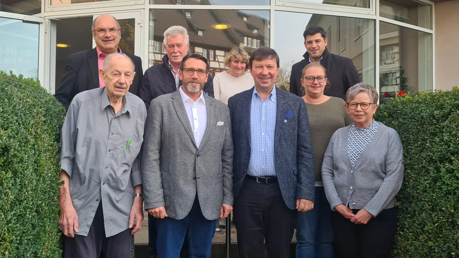 Jürgen Förster (vorne, zweiter von links) hat ein starkes Team um sich herum: Frank Larsen, Stiftungspfleger Hermann Gerhäußer, Christiane Rupp (Verwaltung), Matthias Jung (Finanzvorstand Diakonie) sowie (vorne, von links) Helmut Munzinger (Vertreter der Bewohnerinnen und Bewohner), Jürgen Heckel, Christiane Meyer (Pflegedienstleitung) sowie Karin Thumshirn (Personalrat). (Foto: Anna Franck)